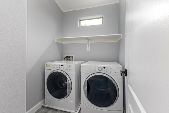 Building Photo - 1350 S Greenfield Rd