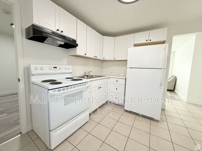 Building Photo - 2564 S 8th E