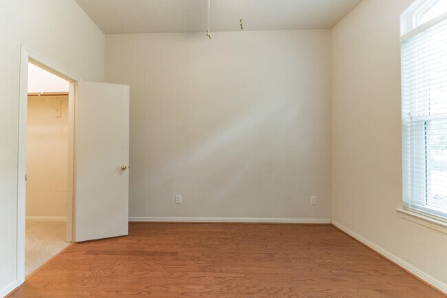 Building Photo - 519 Mesquite Dr