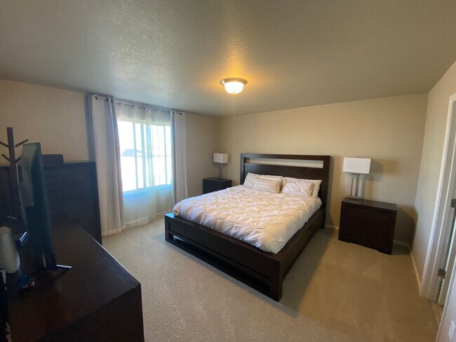 Building Photo - 4 Bed 4 Bathroom Home in Banning Lewis With Fished Basement!!