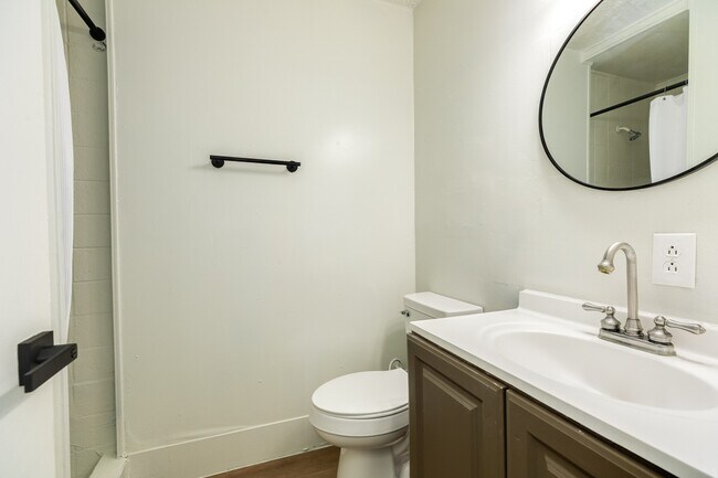 Building Photo - 159 Oak Dr