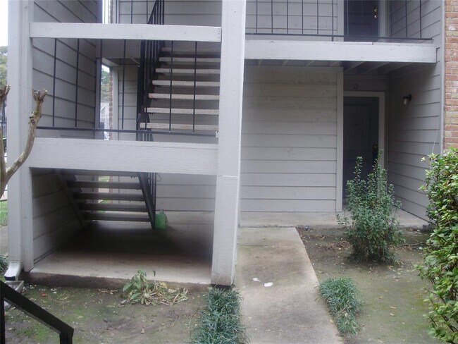 Building Photo - 17331 Red Oak Dr