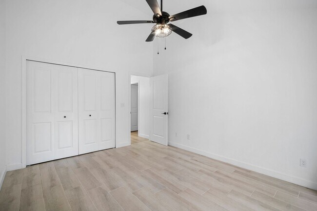 Building Photo - Well-maintained,2 bed 2 bath two-story condo located in Fort Myers