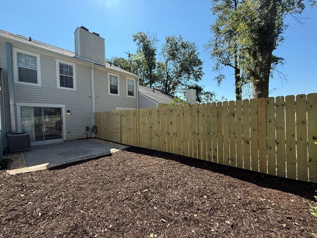 Building Photo - Updated 2BED/1BATH Townhome with bonus fle...