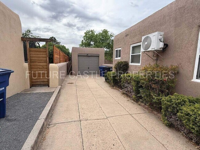 Building Photo - 1009 Bryn Mawr Dr NE