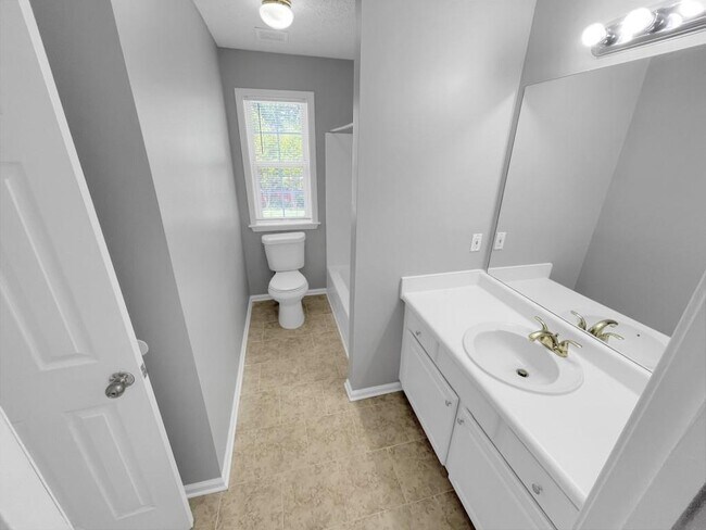 Building Photo - 1926 Leacroft Ct