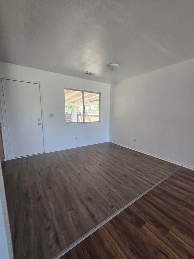 Building Photo - 3 Br 1 Ba available now