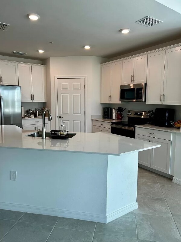 Building Photo - 12021 Santaluz Dr