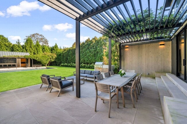 Building Photo - 60 Gansett Ln