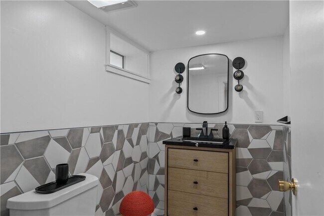 Building Photo - 1 Narragansett Ave