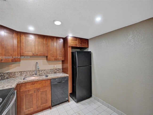 Building Photo - 4166 Inverrary Dr