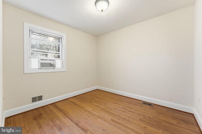 Building Photo - 1362 Irving St NW