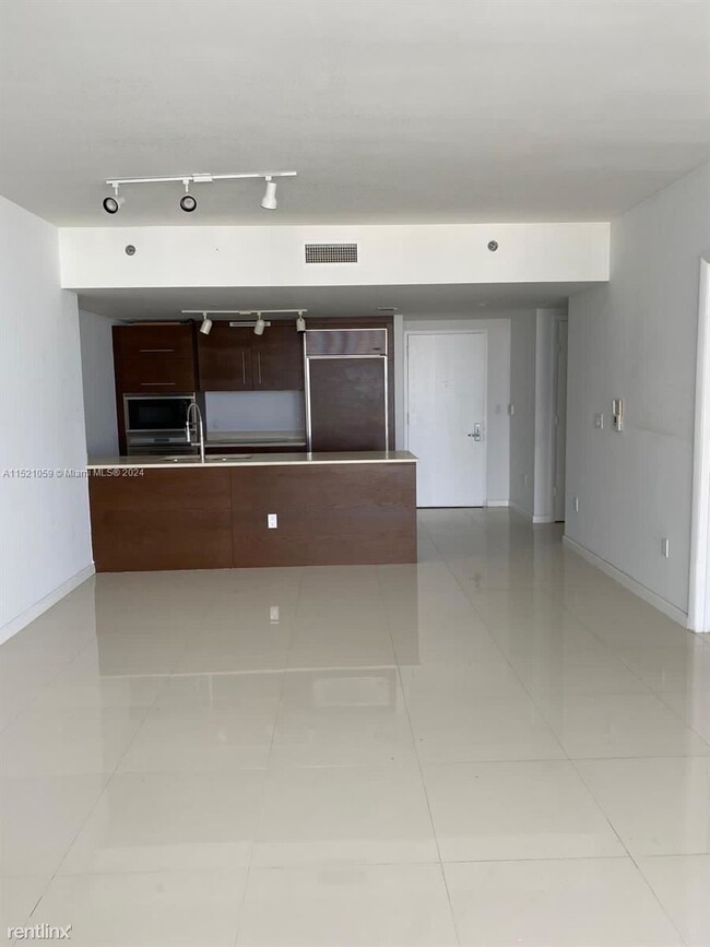 Primary Photo - 1 br, 1 bath Condo - 465 Brickell Ave Apt ...