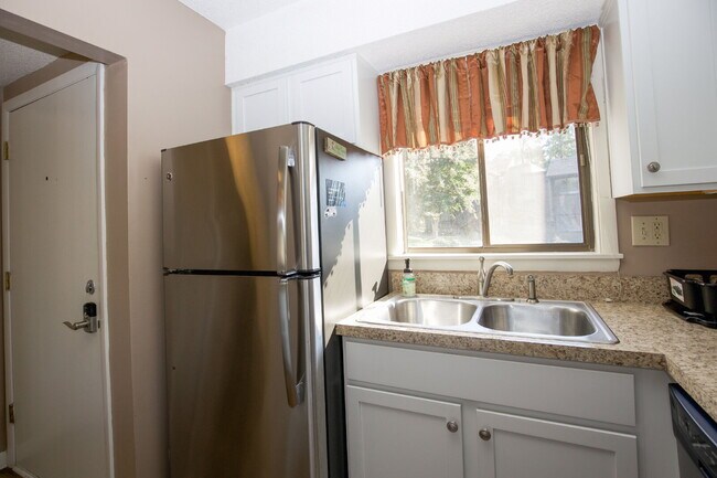 Building Photo - FULLY FURNISHED 2-Bed, 2-Bath Condo in Pin...