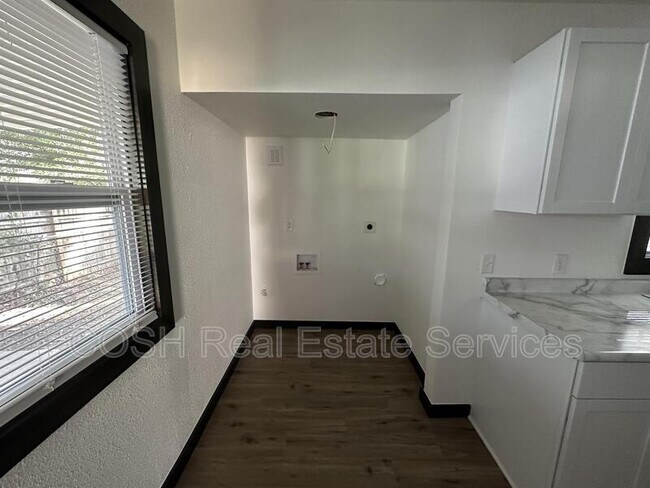 Building Photo - 6254 N Independence St