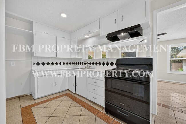 Building Photo - 2358 Norwood Dr