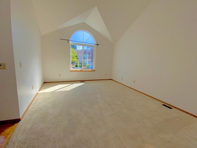 Building Photo - Stunning 4 Bedroom/2.5 bath- Move-In Ready Home with Private Backyard