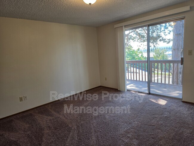 Building Photo - 2022 E 6th St