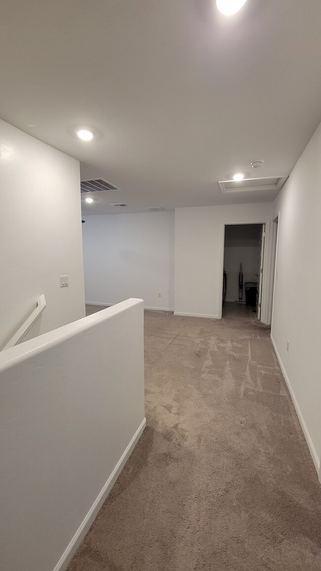 Building Photo - 7152 W Vineridge Dr