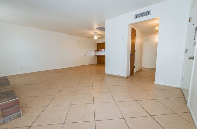 Building Photo - Charming Cul De Sac Home with Fireplace, Central A/C & Garage!