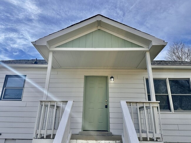 Building Photo - Renovated 2 Bedroom Pet Friendly Home For Rent!