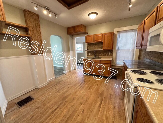 Building Photo - Spacious updated 3 bed 1 bath