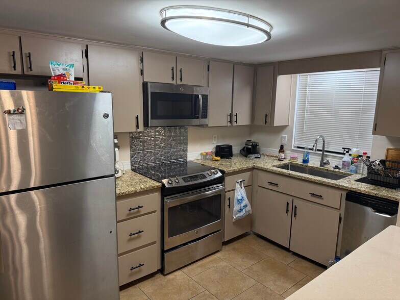 Building Photo - 216 Glenview Blvd