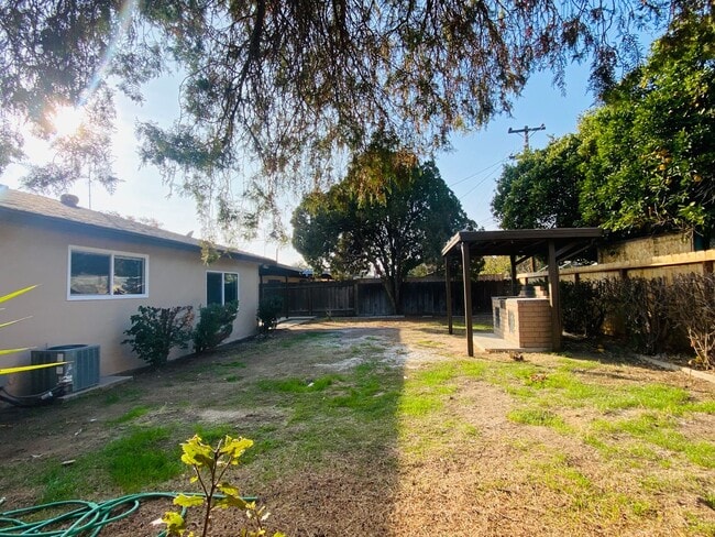 Building Photo - $1,895 Peach & Mckinley, 3 Bedroom - E. Ho...