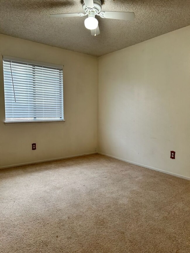 Building Photo - Please Contact VAUGHN REALTY to set up an ...