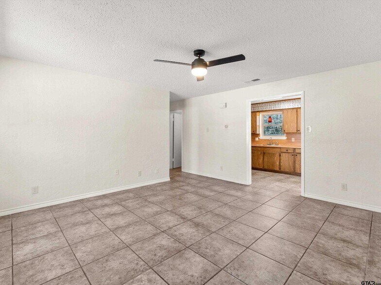 Building Photo - 901 Skyview Dr