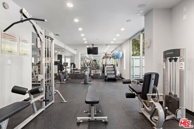 Building Photo - 1100 Alta Loma Rd