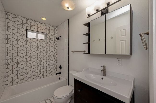 Building Photo - 917 Adele St