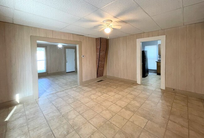 Building Photo - Spacious 1 Bed 1 Bath House