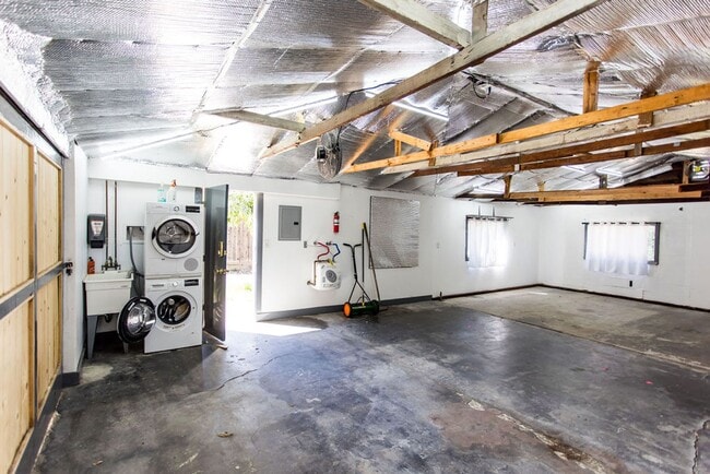 Building Photo - Charming 2 Bedroom House with Expansive Wo...