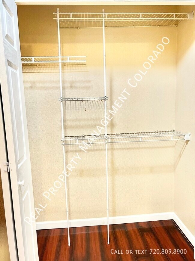 Building Photo - Freshly Updated Condo in Highline Meadows