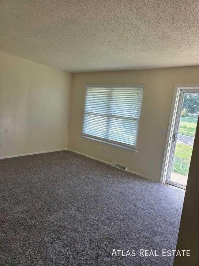 Building Photo - 906 SE 3rd Terrace