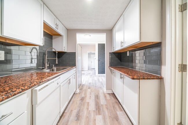 Building Photo - 465 Brehl Ave