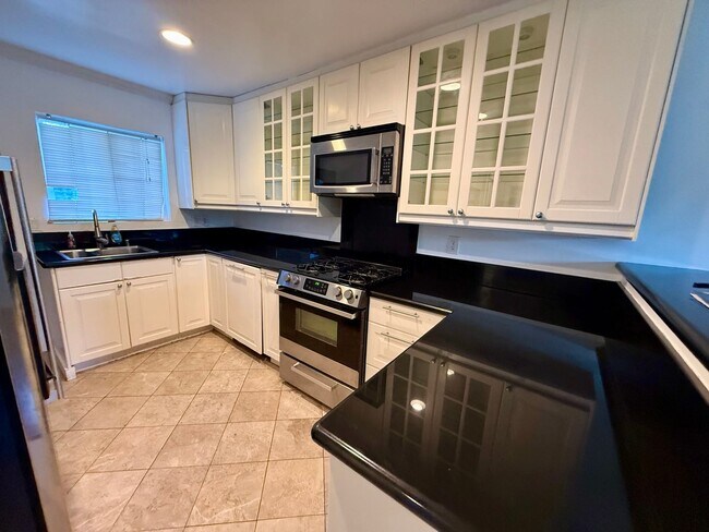 Building Photo - 1200 Laveta Terrace