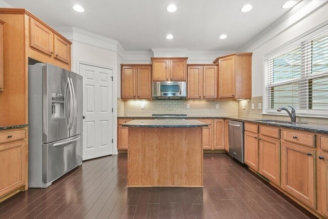 Building Photo - 2550 Sibley Dr