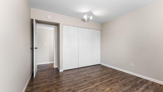 Building Photo - 1225 S Maple Rd