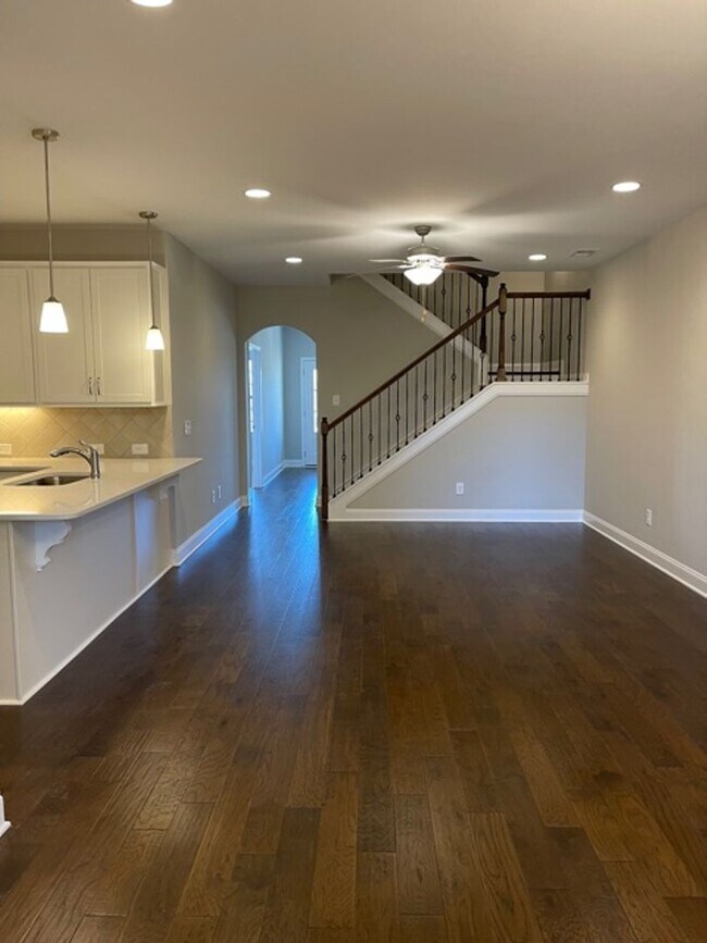 Building Photo - 3 Bedroom Townhome w/ 2 Car Garage