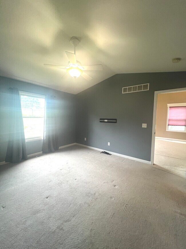 Building Photo - 909 Wartburg Dr