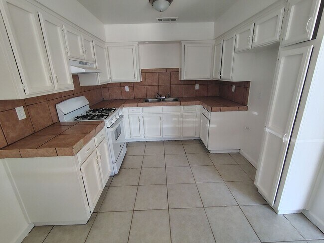Building Photo - 2 Bed / 1 Bath – Gated Unit with Private Patio | Bakersfield