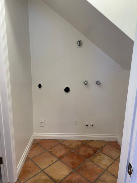 Washer dryer hook up - 1436 Harvard St