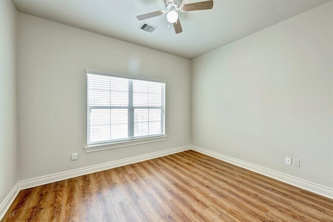 Building Photo - 2514 Maxroy St