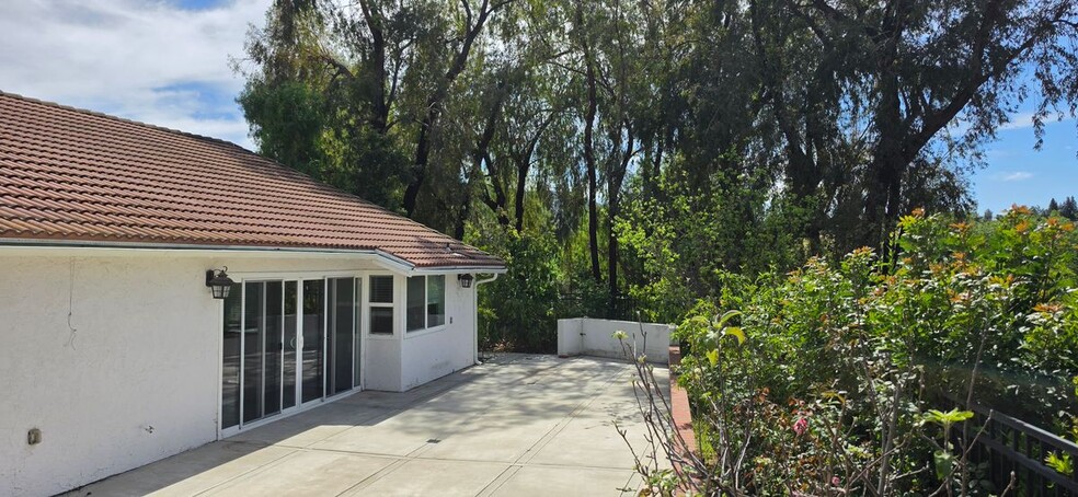 Building Photo - 28915 Hollow Brook Ave