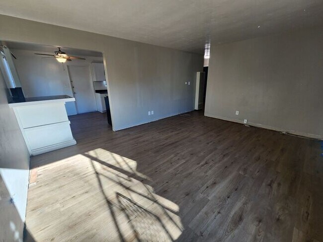 Building Photo - Spacious 2BR Duplex For Rent with a private patio/yard. Close to Sail Bay