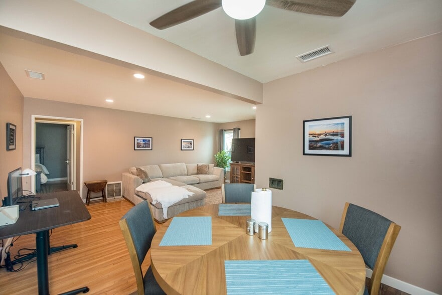 Building Photo - 250 N Clark St