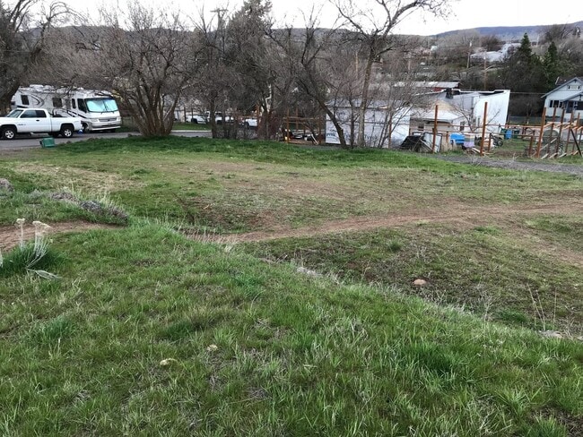 Building Photo - 220 Doty St