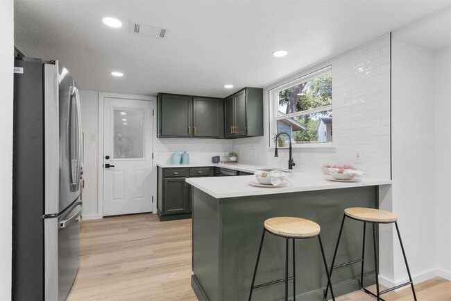 Building Photo - 9730 Anderson Village Dr